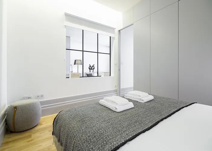 托马斯宫公寓 *