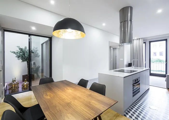 托马斯宫公寓 *